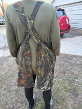 Load image into Gallery viewer, Mossy Oak Camo No Tie Plus Size Apron - Camo Chique &amp; Spa Boutique
